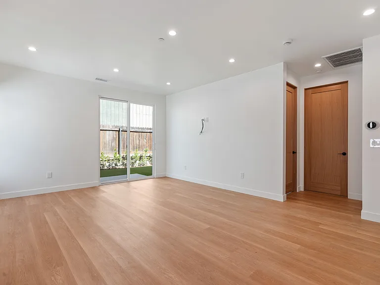 21824 Cohasset St — Photo 5