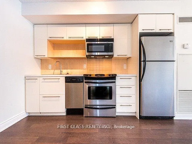 25 Carlton St — Photo 5