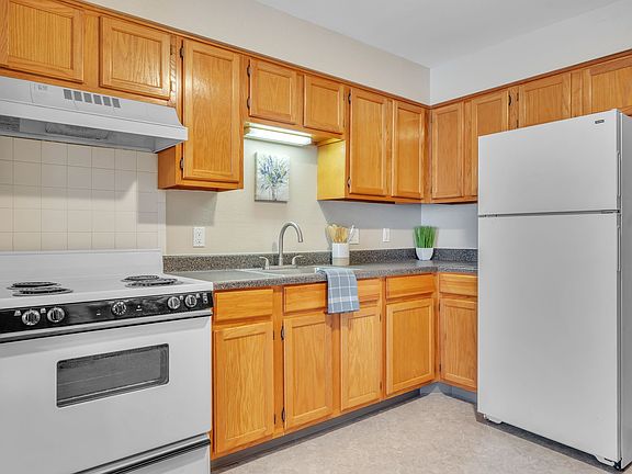 2nd image of 4375 Oak Grove Blvd #3c67f5ea5