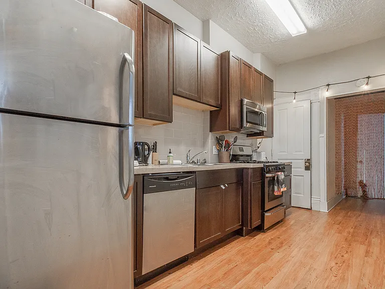313 E Mifflin St #4 — Photo 5