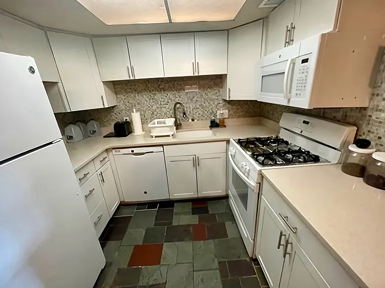 44 Broadlawn Park #18B — Photo 3