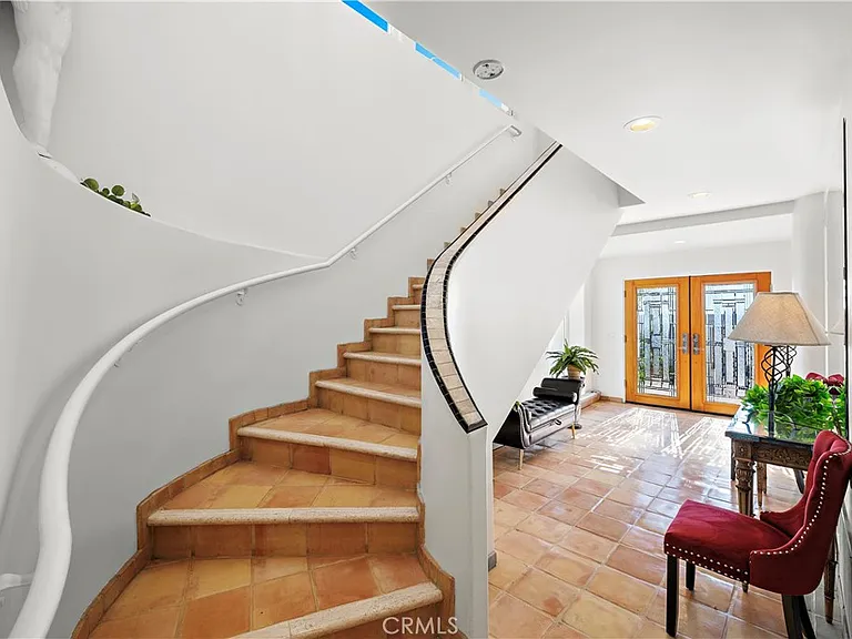 1050 Skyline Dr — Photo 25