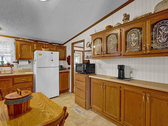 4th image of 77 Cindy Ln