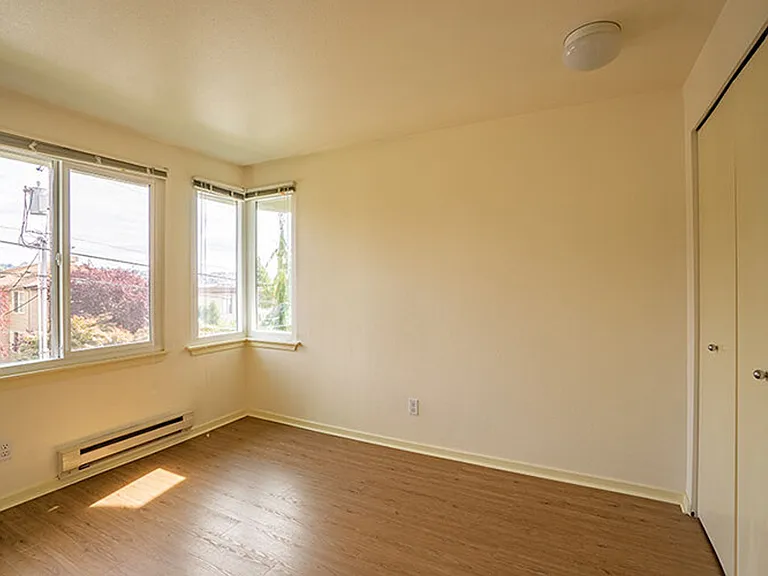6th Ave Apartments — Photo 14