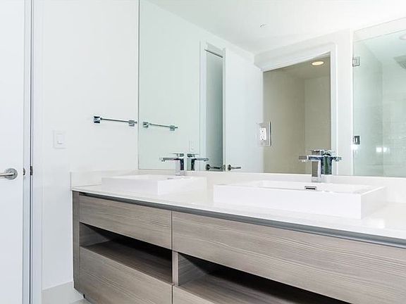 5th image of 460 NE 28th St APT 2303