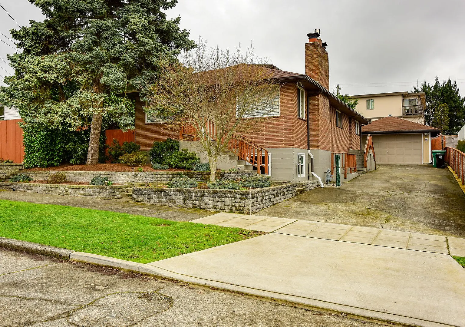 Beautiful 4 bedroom plus office home in Ballard — Photo 1