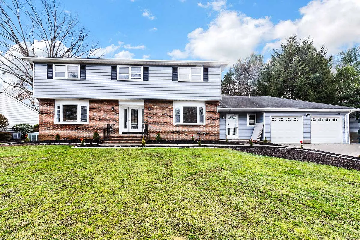 960 Schweitzer Pl photo 1
