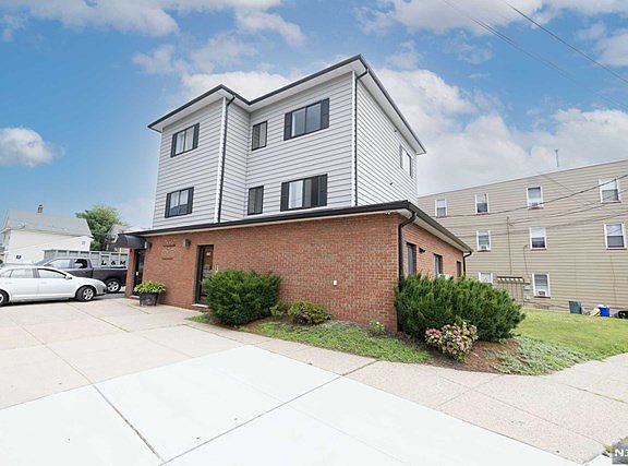 2nd image of 174 Washington Ave APT 3