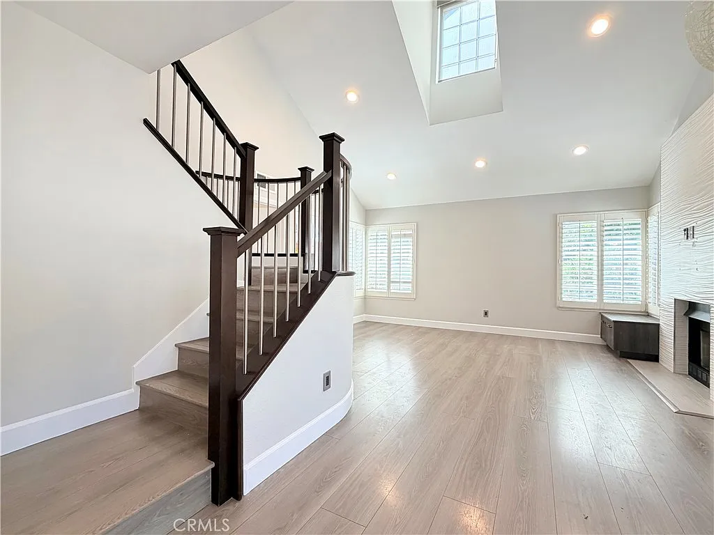 2 bed, 999 sqft, $3,200 — Photo 2