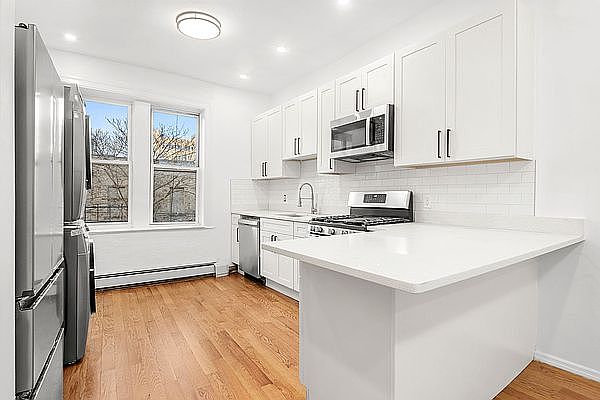 1st image of 955 Pacific St Floor 2