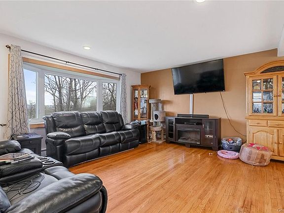 4th image of 11 Sycamore Dr