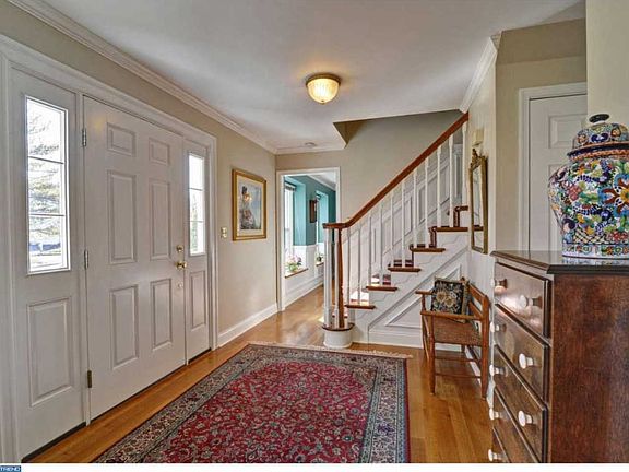 4th image of 10 Fairfax Ct