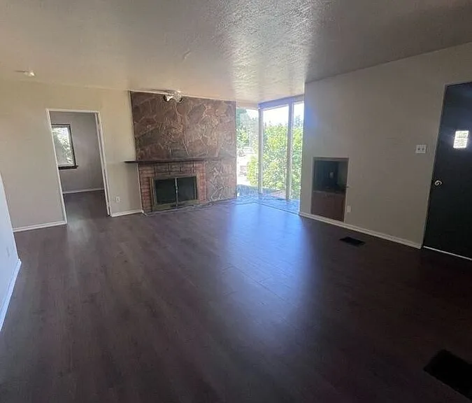 900 NE Maple St — Photo 2