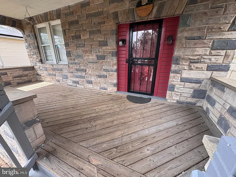 222 Townsend Ave — Photo 3