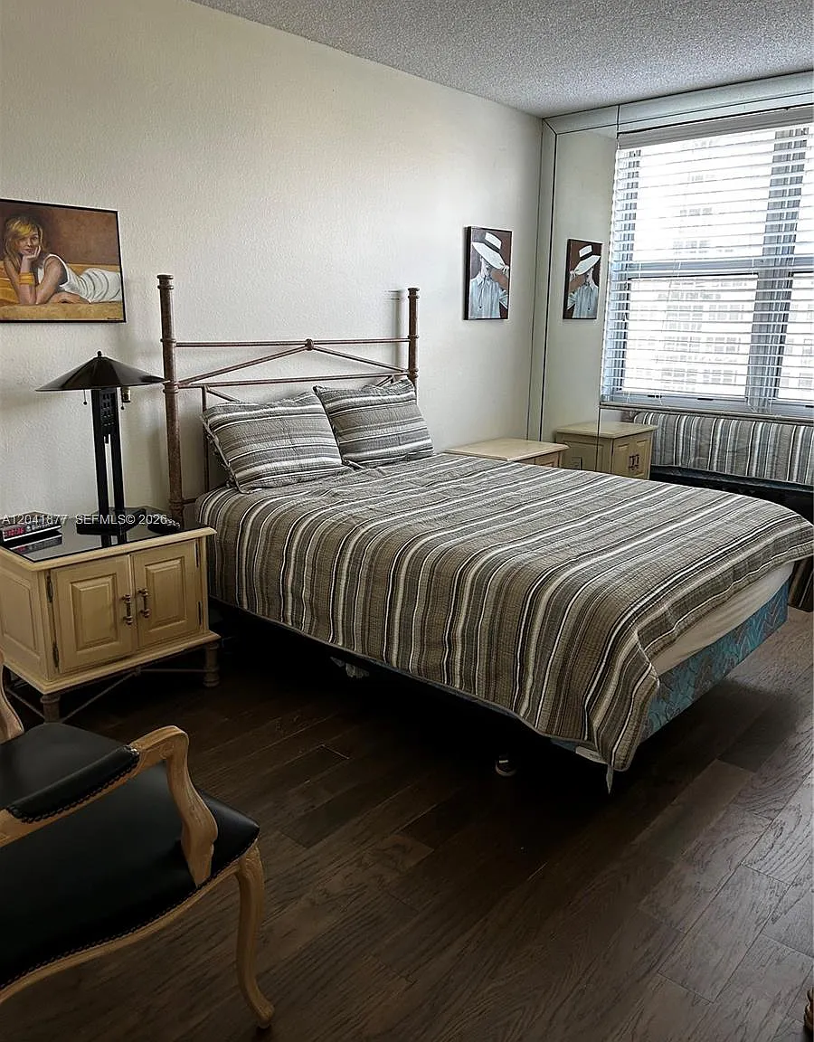Hemispheres Condo — Photo 1