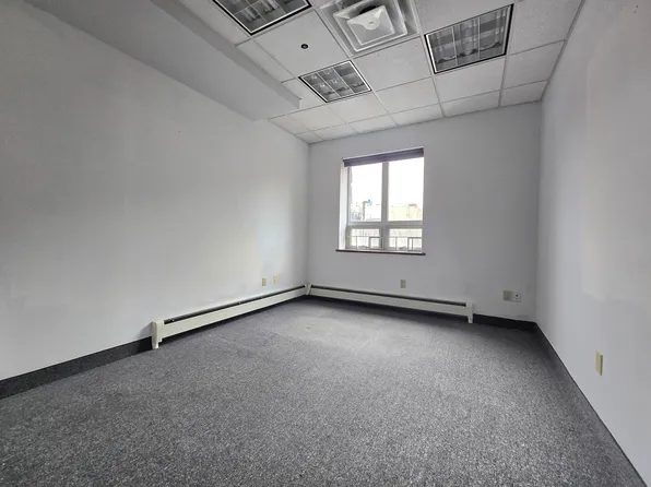 47-18 Vernon Boulevard image 2 of 4