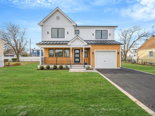 115 Riviera Parkway, Lindenhurst, NY 11757