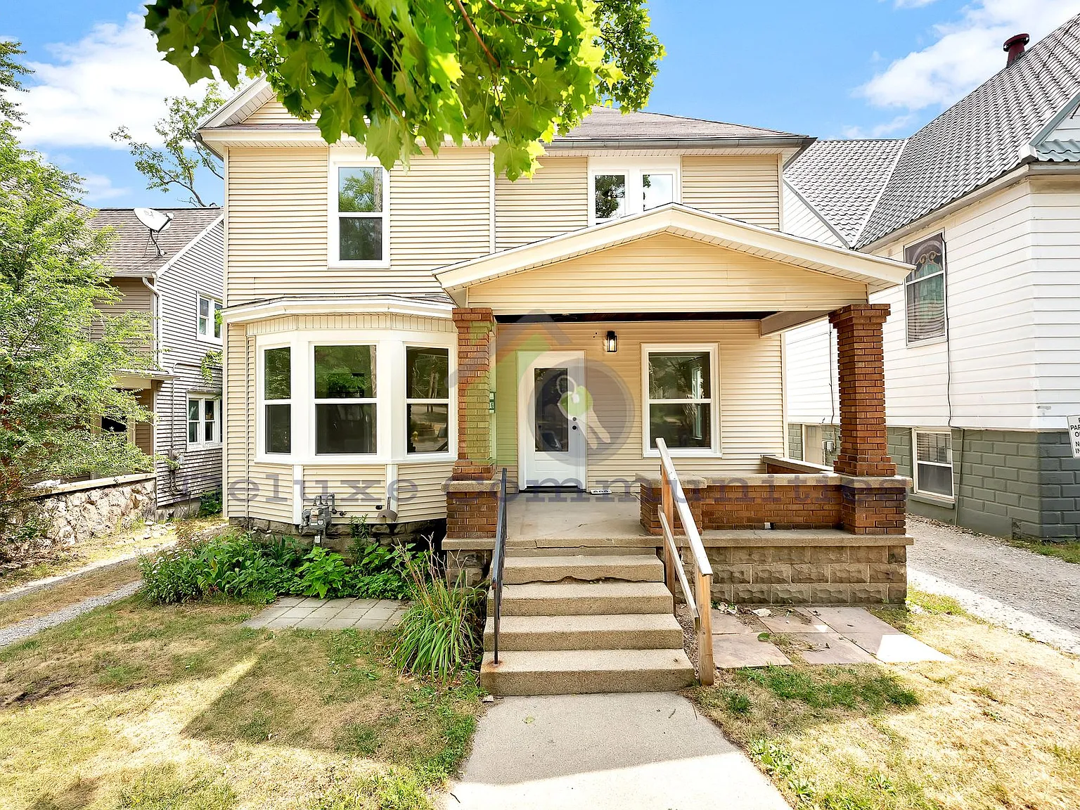 606 Lafayette Ave NE — Photo 2