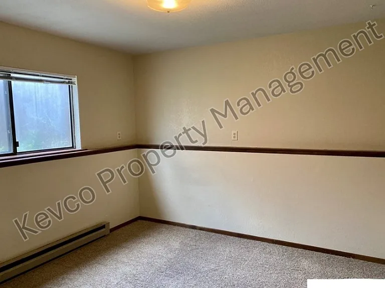 620-622 Endicott St — Photo 11