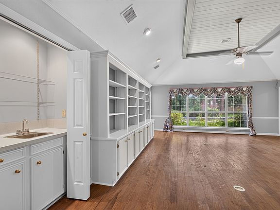 4th image of 10005 Thornwood Dr
