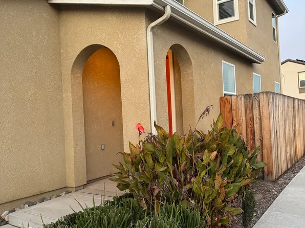 2045 N Perry Ln, Clovis, CA 93619