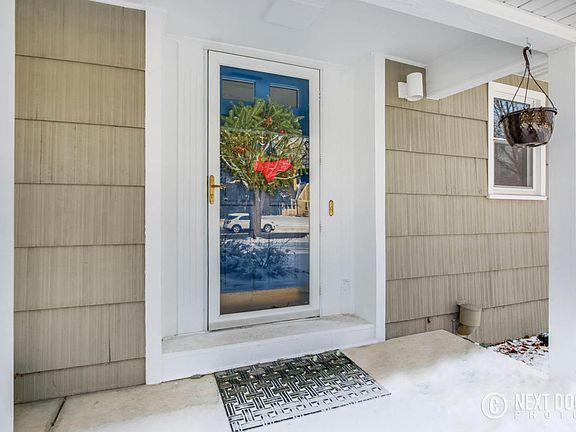 4th image of 2850 Oakwood Dr SE