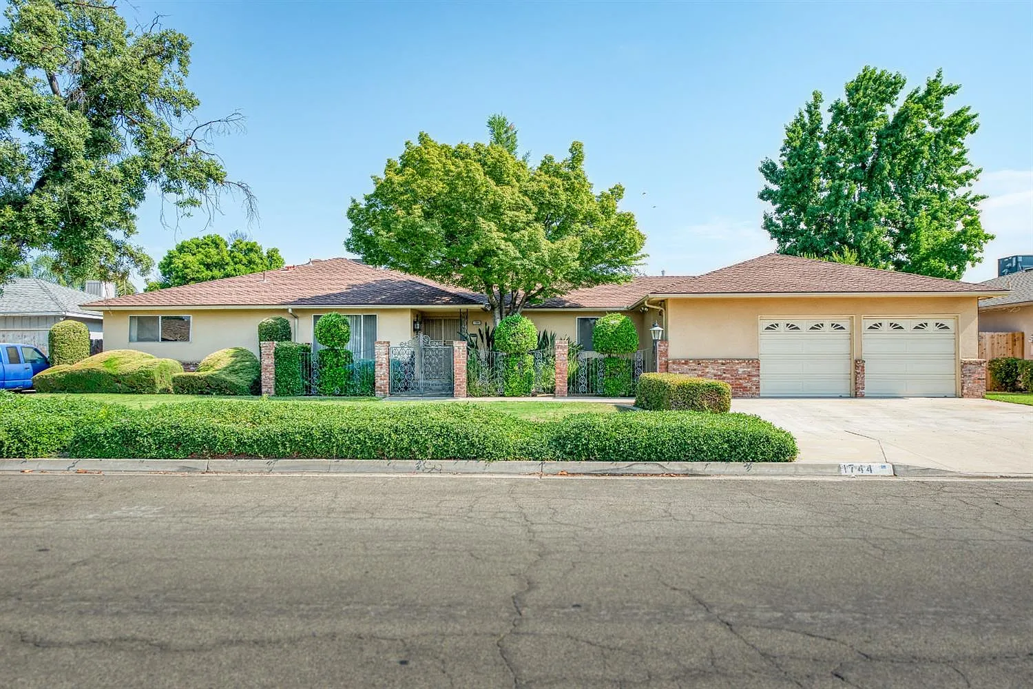 1744 E Escalon Ave photo 1