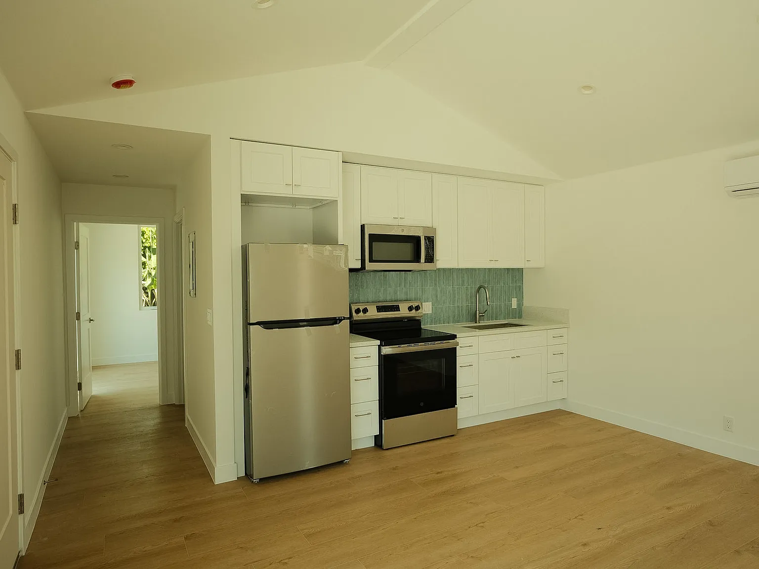 1 bed, 500 sqft, $2,100 — Photo 4
