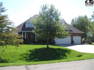 3901 Deer Ridge Dr, Hutchinson, KS 67502
