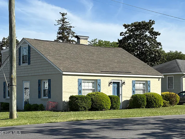 302 N Shores Rd — Photo 1