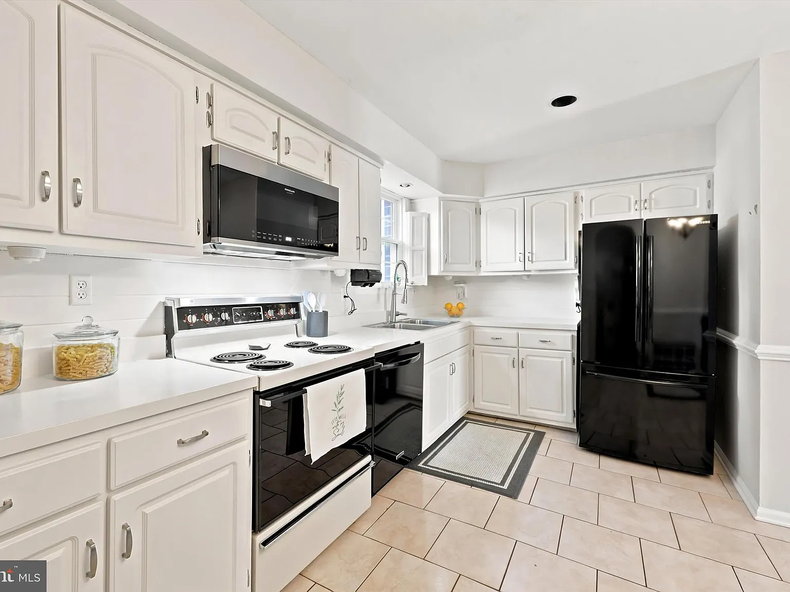 3 bed, 2.5 bath, 1152 sqft, $2,200 — Photo 2