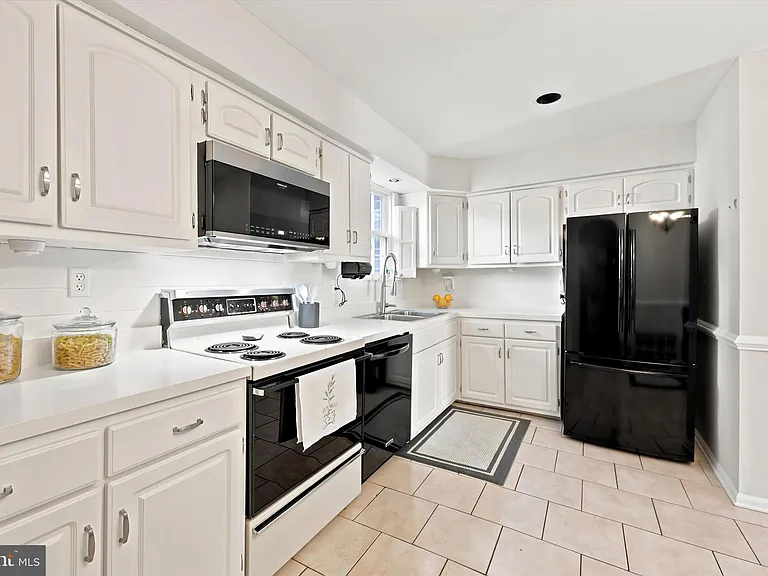 736 Village Ln — Photo 2