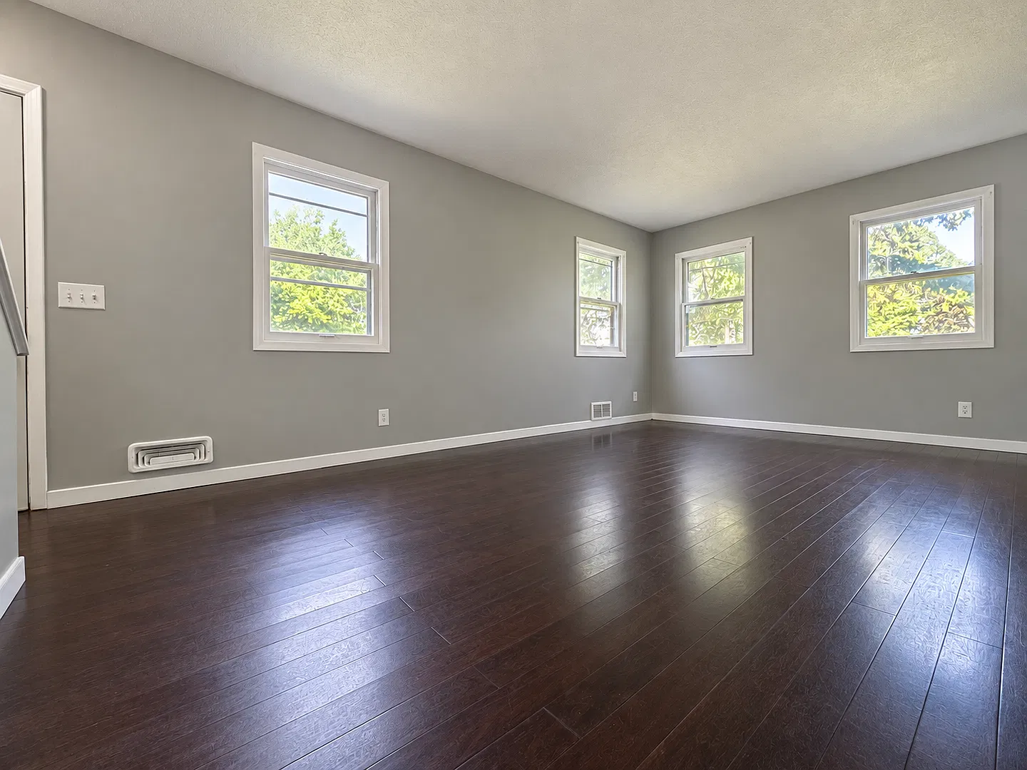 Spacious 6 Bedroom 2 Bathroom Single Family Home in St.Paul! — Photo 3