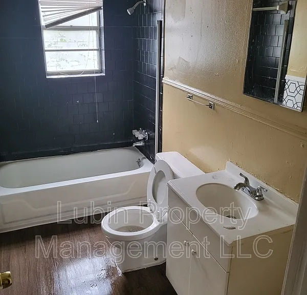 1326 Oak St — Photo 5