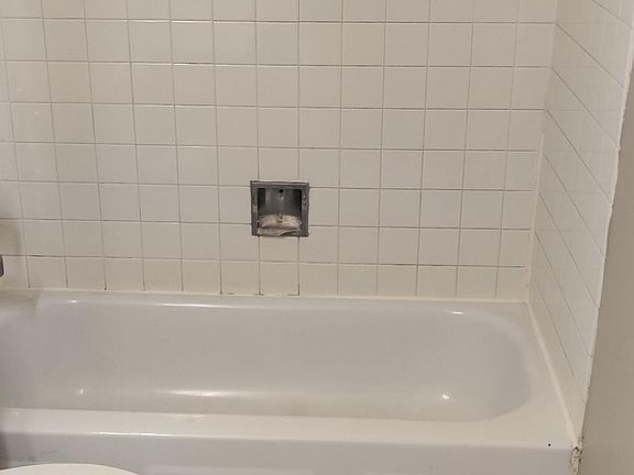 4th image of 935 Westmoreland Dr #20