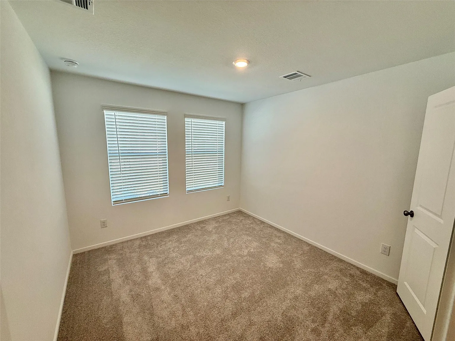 3 bed, 2.0 bath, 1522 sqft, $1,700 — Photo 2