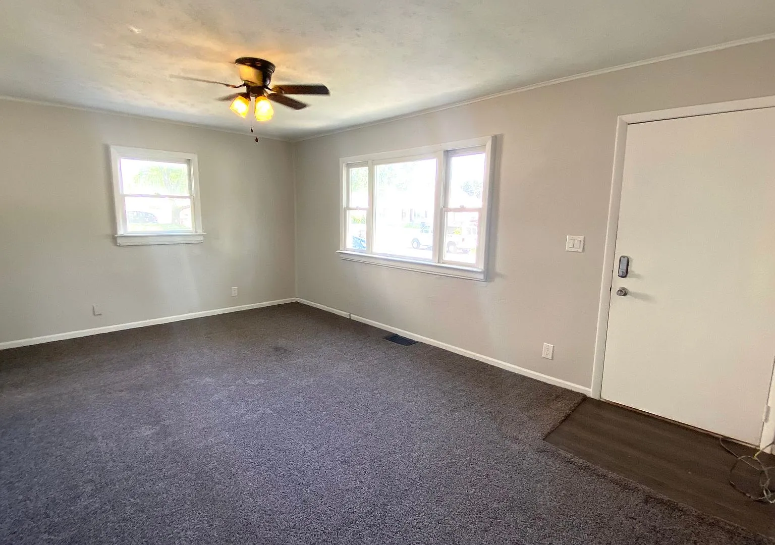 Beautiful 3 Bedroom, 1 Bath Home in Peoria! — Photo 2