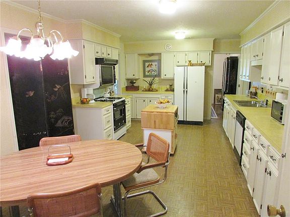 3rd image of 22 Mullaney Dr