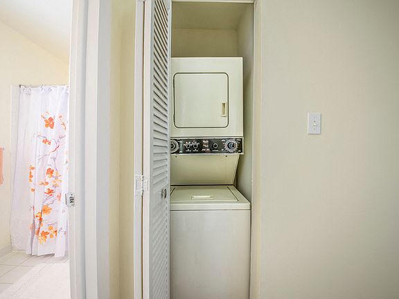 Washer/Dryer in all Townhouses & Select Apartments