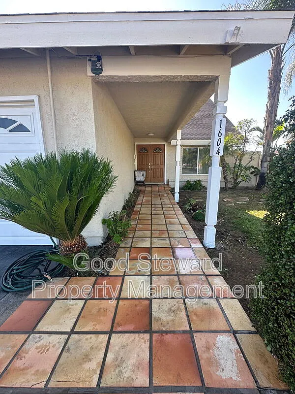 4 bed, 2.0 bath, 2050 sqft, $4,200 — Photo 4
