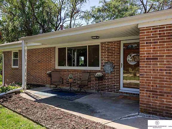 3rd image of 3215 Pleasant Dr