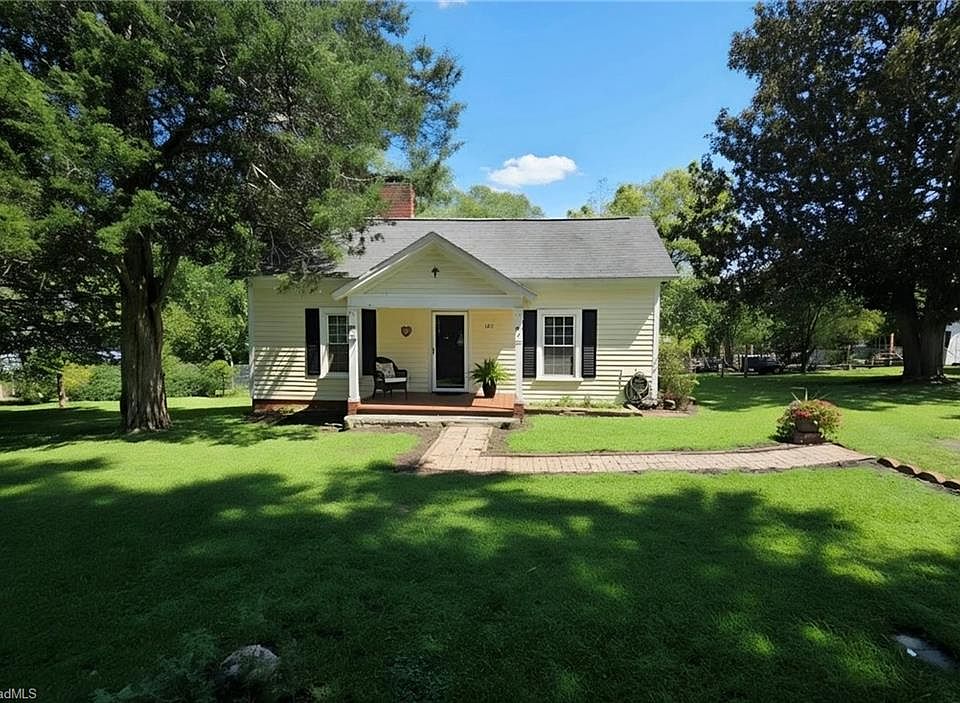 1st image of 206 Village Ave