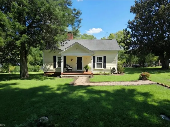 206 Village Ave, Randleman, NC 27317