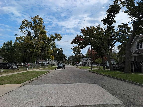 4th image of 212 Iona Ave