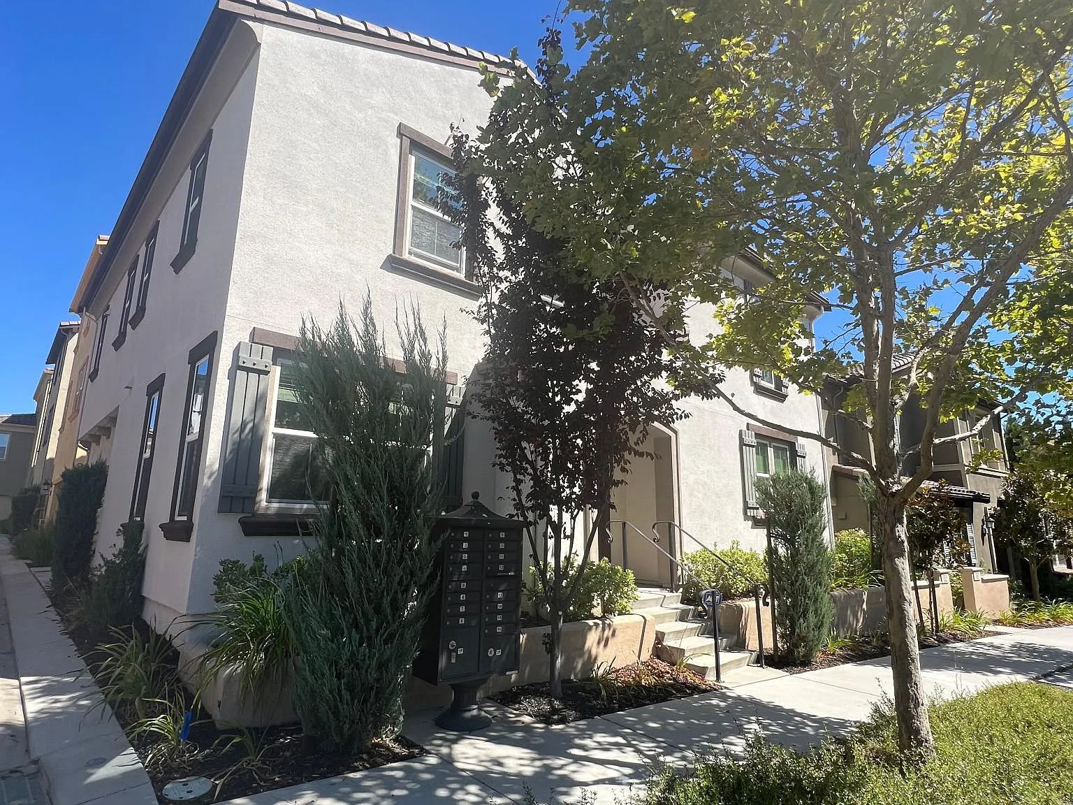 4 bed, 2461 sqft, $5,000 — Photo 2