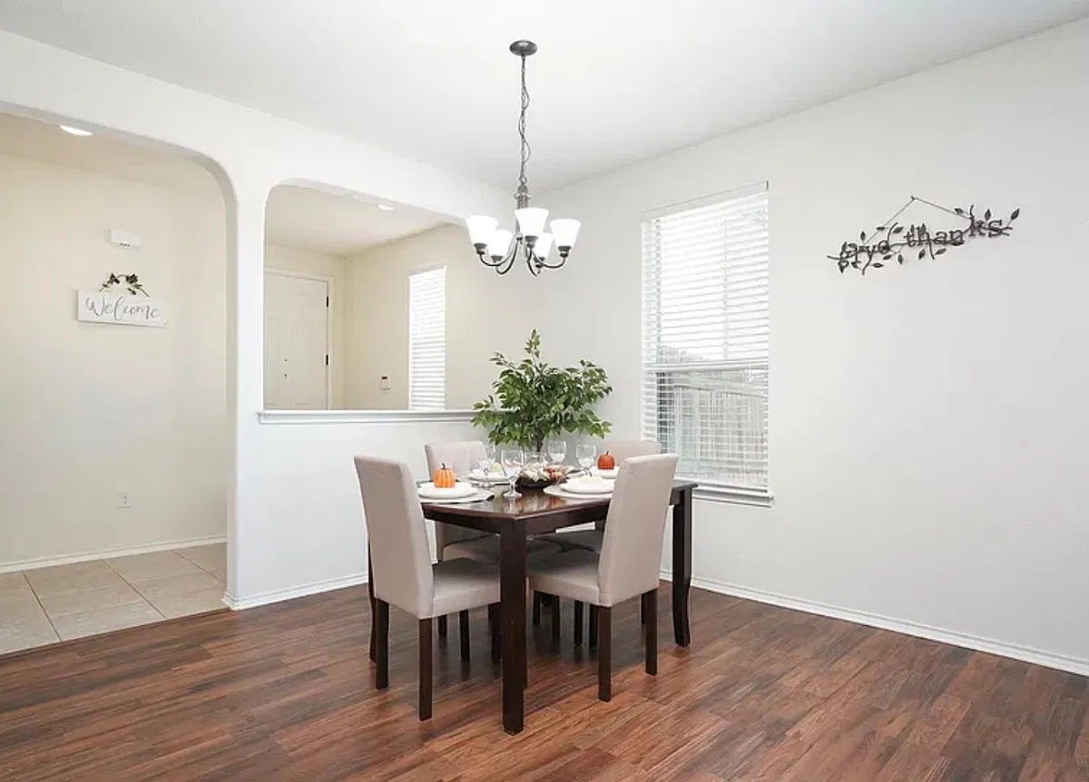 4 bed, 1694 sqft, $2,100 — Photo 2