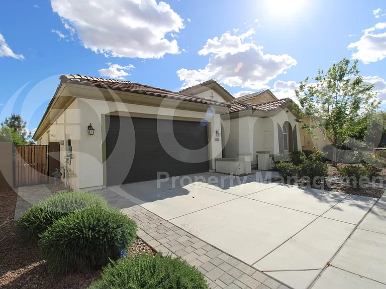 1863 E Canyon Way — Photo 2
