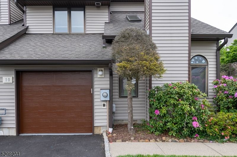 1st image of 10 Davey Dr