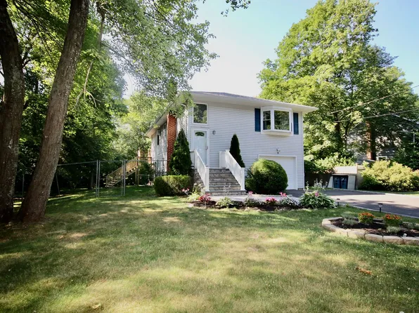 11 Scudder Ave, Manorville, NY 11949