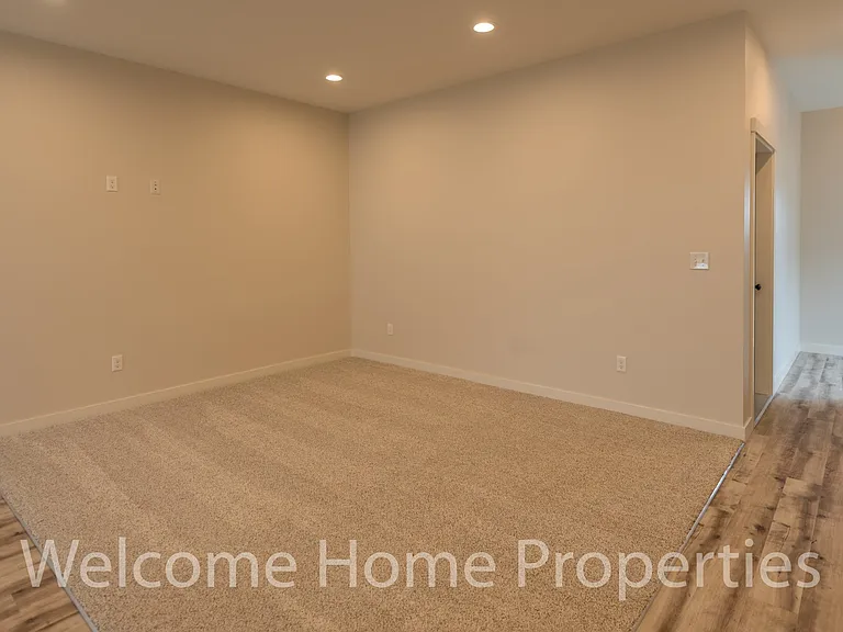 2 NE Hadley Way — Photo 7